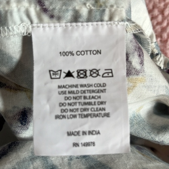 Elsie & Zoey 3/4 sleeved long floral top. Size Medium but runs small. NWT - Picture 10 of 10